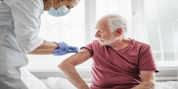 عوارض واکسن کرونا در سالمندان