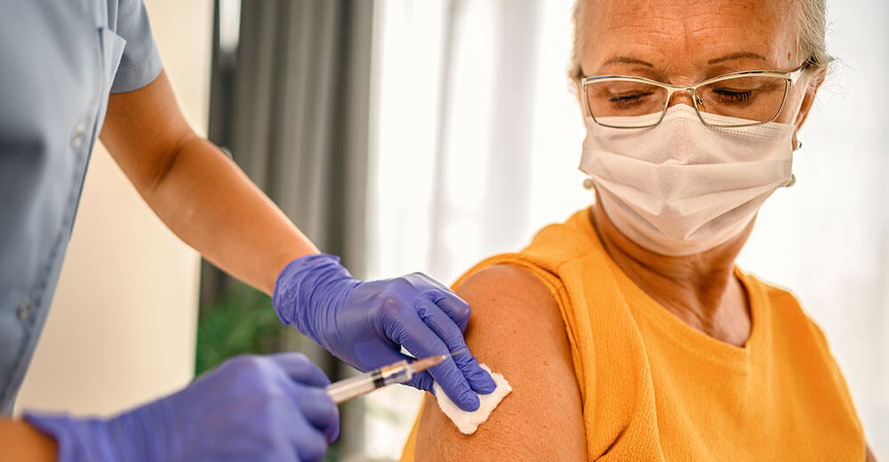 عوارض واکسن کرونا برای سالمندان